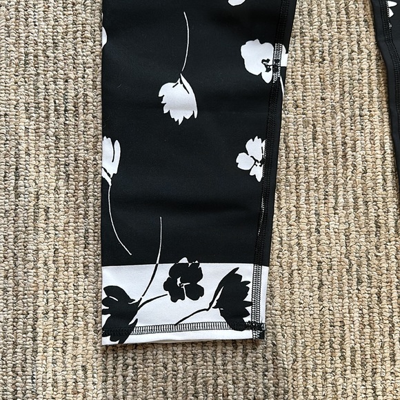 NWT fabletics xs/4 leggings. - Picture 3 of 4